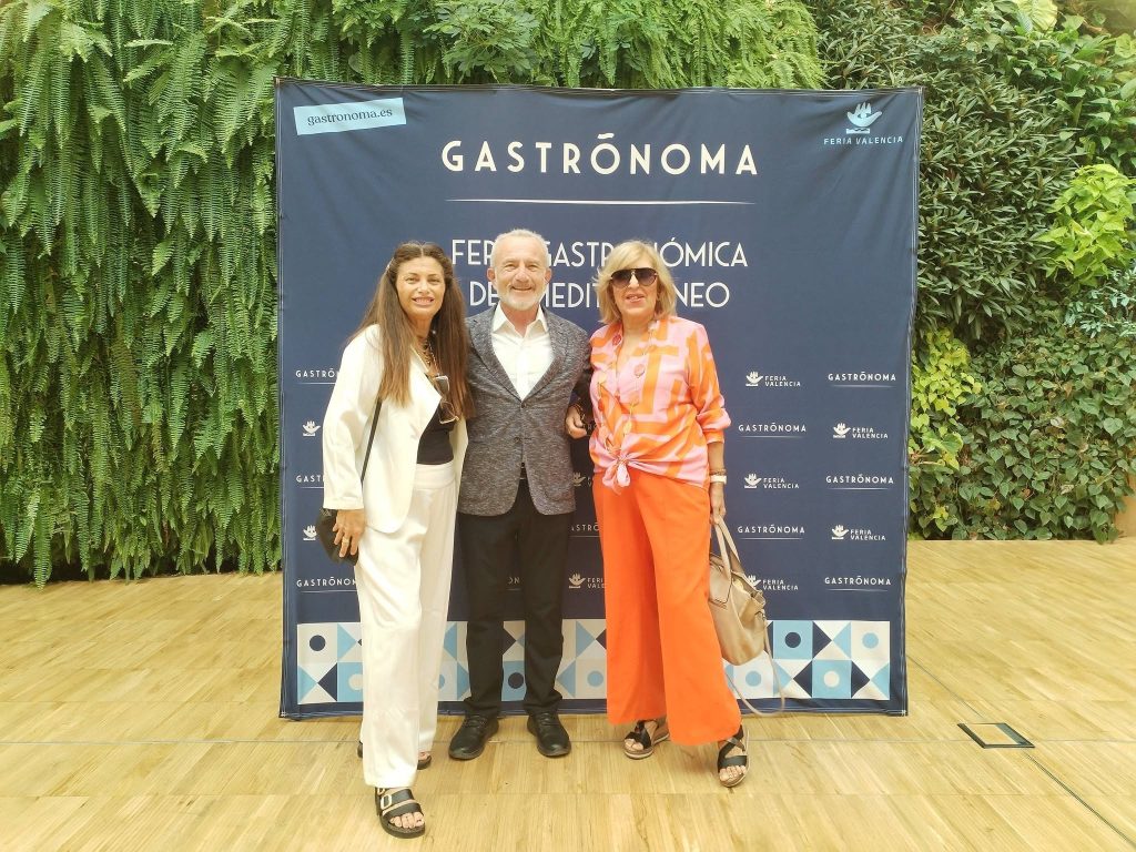 Sergio Terol Presidente de la Academia de Gastronomía de la Comunidad Valenciana , junto a Belén Motilla y Maribel Beltrán Embajadoras de Gastrónoma